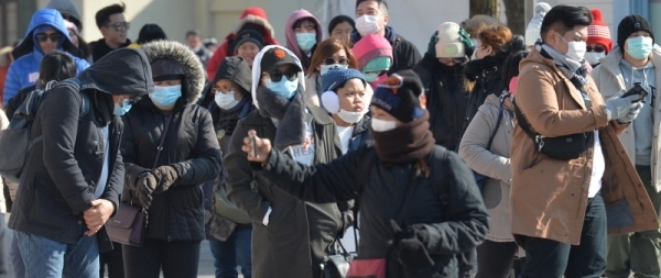 신종 코로나바이러스 감염증의 공포는 휴일 풍경마저 바꿔 놓고 있다. 8일 오후 용인시 에버랜드에서 마스크 등 개인 방역용품으로 중무장한 외국인 관광객들이 발걸음을 옮기고 있다.조주현기자