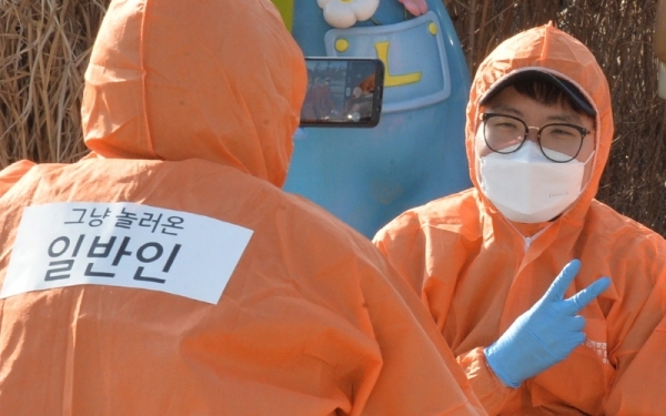 신종 코로나바이러스 감염증의 공포는 휴일 풍경마저 바꿔 놓고 있다. 8일 오후 용인시 에버랜드에서 방역복과 고글, 마스크로 중무장한 시민들이 캐릭터 조형물을 배경으로 기념촬영을 하고 있다.조주현기자