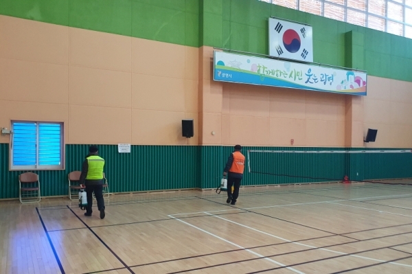 광명시국민체육센터 배드민턴 경기장에서 방역작업이 진행되고 있다. 광명도시공사 제공