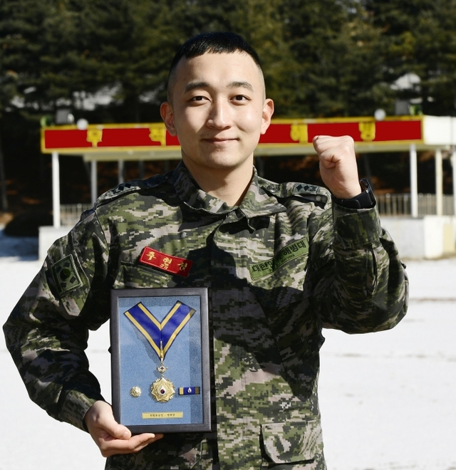 ▲ 헌혈명예장을받은주현성중위2