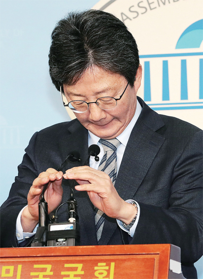 새로운보수당 유승민 보수재건위원장이 9일 오전 서울 여의도 국회 정론관에서 자유한국당과 신설합당을 추진하고 개혁보수를 위해 총선에 불출마하겠다고 밝히는 기자회견을 하기 위해 마이크를 잡고 있다. 연합뉴스