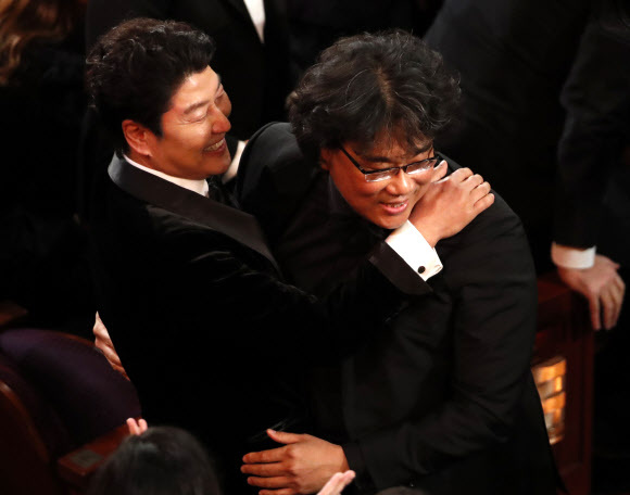 봉준호 감독의 영화 ''기생충''이 9일(현지시간) 미국 캘리포니아주 로스앤젤레스의 돌비극장에서 열린 제92회 아카데미 시상식에서 작품상을 수상하자 봉 감독(오른쪽)이 배우 송강호와 포옹하고 있다. 로스앤젤레스 로이터=연합뉴스