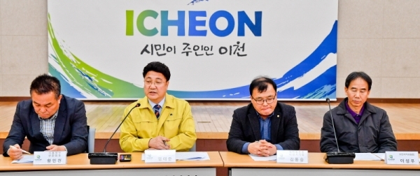 11일 이천시청에서 열린 '신종 코로나 바이러스 관련 읍,면,동 지역주민 대표들과의 간담회'에서 엄태준 이천시장이 임시 거주시설로 결정된 이천 국방어학원에 대한 브리핑을 하고 있다. 정부는 신종 코로나 바이러스로 체류중인 우한 주민을 복귀시키기 위해 '3차 전세기'를 투입하기로 결정했다. 윤원규기자