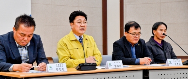 11일 이천시청에서 열린 '신종 코로나 바이러스 관련 읍,면,동 지역주민 대표들과의 간담회'에서 엄태준 이천시장이 임시 거주시설로 결정된 이천 국방어학원에 대한 브리핑을 하고 있다. 정부는 신종 코로나 바이러스로 체류중인 우한 주민을 복귀시키기 위해 '3차 전세기'를 투입하기로 결정했다. 윤원규기자
