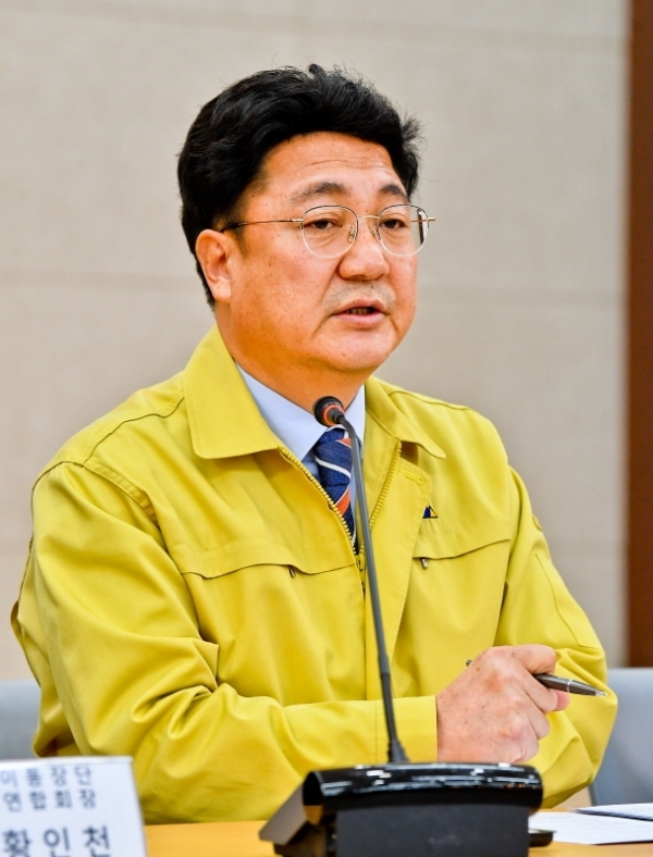 11일 이천시청에서 열린 '신종 코로나 바이러스 관련 읍,면,동 지역주민 대표들과의 간담회'에서 엄태준 이천시장이 임시 거주시설로 결정된 이천 국방어학원에 대한 브리핑을 하고 있다. 정부는 신종 코로나 바이러스로 체류중인 우한 주민을 복귀시키기 위해 '3차 전세기'를 투입하기로 결정했다. 윤원규기자