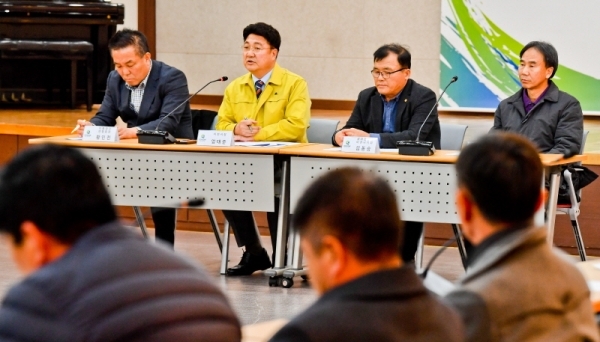 11일 이천시청에서 열린 '신종 코로나 바이러스 관련 읍,면,동 지역주민 대표들과의 간담회'에서 엄태준 이천시장이 임시 거주시설로 결정된 이천 국방어학원에 대한 브리핑을 하고 있다. 정부는 신종 코로나 바이러스로 체류중인 우한 주민을 복귀시키기 위해 '3차 전세기'를 투입하기로 결정했다. 윤원규기자