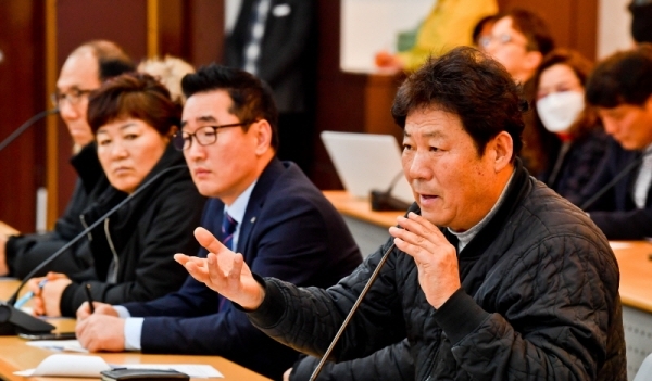 11일 이천시청에서 열린 '신종 코로나 바이러스 관련 읍,면,동 지역주민 대표들과의 간담회'에서 신둔리 지역주민이 발언하고 있다. 정부는 신종 코로나 바이러스로 체류중인 우한 주민을 복귀시키기 위해 '3차 전세기'를 투입하기로 결정했다. 윤원규기자