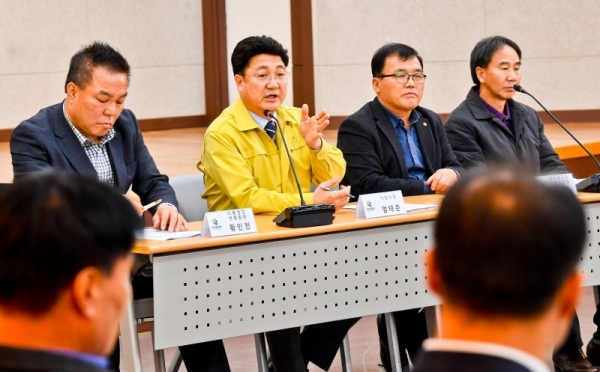 11일 이천시청에서 열린 '신종 코로나 바이러스 관련 읍,면,동 지역주민 대표들과의 간담회'에서 엄태준 이천시장이 임시 거주시설로 결정된 이천 국방어학원에 대한 브리핑을 하고 있다. 정부는 신종 코로나 바이러스로 체류중인 우한 주민을 복귀시키기 위해 '3차 전세기'를 투입하기로 결정했다. 윤원규기자