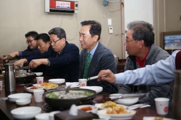 정장선 평택시장이 10일 지역경제 살리기의 일환으로 시청 인근에 있는 한 음식점에서 민ㆍ관 간담회 개최, 관계자들과 이야기를 나누고 있다. 평택시 제공