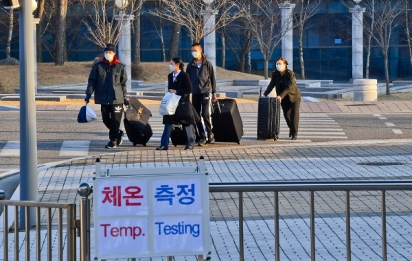 10일 오후 이천의 국방어학원에서 교육 중이던 교육생들 및 관계자들이 퇴소하고 있다. 국방어학원은  중국 후베이성 우한시에 남아있는 우리 교민을 3차 전세기로 국내로 데려온 후 지낼 임시생활시설로 지정됐다. 윤원규기자