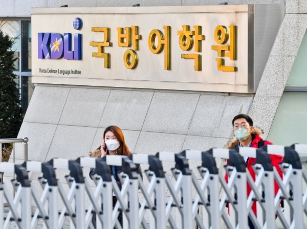 10일 오후 이천의 국방어학원에서 교육 중이던 교육생들 및 관계자들이 퇴소하고 있다. 국방어학원은  중국 후베이성 우한시에 남아있는 우리 교민을 3차 전세기로 국내로 데려온 후 지낼 임시생활시설로 지정됐다. 윤원규기자