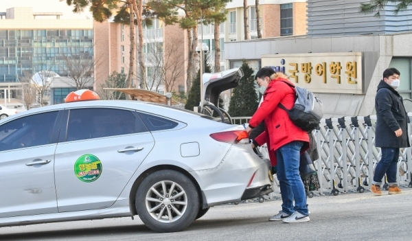 10일 오후 이천의 국방어학원에서 교육 중이던 교육생들 및 관계자들이 퇴소하고 있다. 국방어학원은  중국 후베이성 우한시에 남아있는 우리 교민을 3차 전세기로 국내로 데려온 후 지낼 임시생활시설로 지정됐다. 윤원규기자