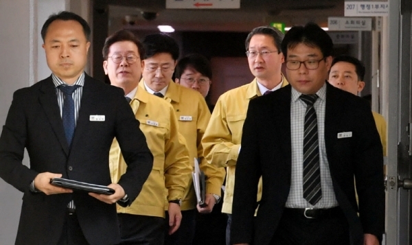 이재명 경기도지사와 김희겸 행정1부지사가 우한 교민(3차) 임시 생활시설로 결정된 이천시 소재 국방어학원 운영과 관련 경기도의 입장을 설명하기 위해 10일 경기도청 브리핑룸으로 향하고 있다.전형민기자