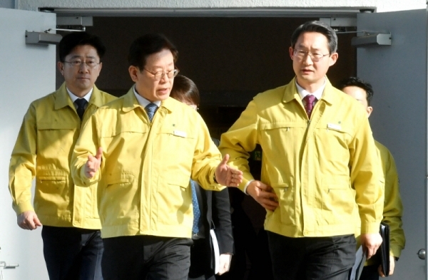 이재명 경기도지사와 김희겸 행정1부지사가 우한 교민(3차) 임시 생활시설로 결정된 이천시 소재 국방어학원 운영과 관련 경기도의 입장을 설명하기 위해 10일 경기도청 브리핑룸으로 향하고 있다.전형민기자