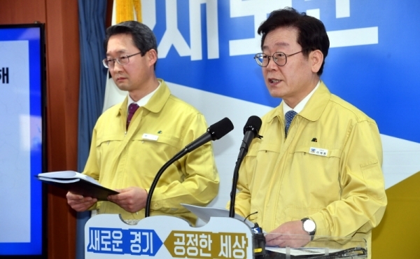 이재명 경기도지사가 10일 경기도청 브리핑룸에서 우한 교민(3차) 임시 생활시설로 결정된 이천시 소재 국방어학원 운영과 관련 경기도의 입장을 설명하고 있다.전형민기자
