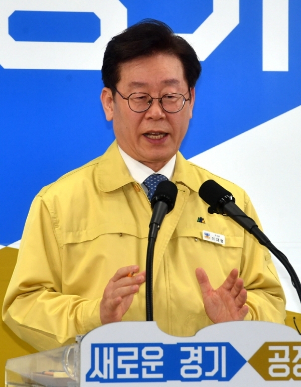 이재명 경기도지사가 10일 경기도청 브리핑룸에서 우한 교민(3차) 임시 생활시설로 결정된 이천시 소재 국방어학원 운영과 관련 경기도의 입장을 설명하고 있다.전형민기자