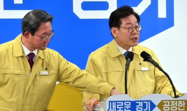이재명 경기도지사가 10일 경기도청 브리핑룸에서 우한 교민(3차) 임시 생활시설로 결정된 이천시 소재 국방어학원 운영과 관련 경기도의 입장을 설명하고 있다.전형민기자