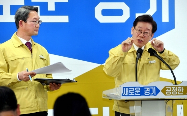 이재명 경기도지사가 10일 경기도청 브리핑룸에서 우한 교민(3차) 임시 생활시설로 결정된 이천시 소재 국방어학원 운영과 관련 경기도의 입장을 설명하고 있다.전형민기자