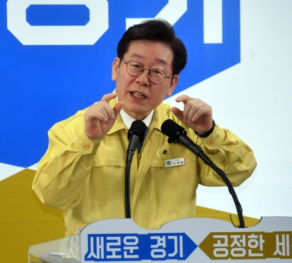 이재명 경기도지사가 10일 경기도청 브리핑룸에서 우한 교민(3차) 임시 생활시설로 결정된 이천시 소재 국방어학원 운영과 관련 경기도의 입장을 설명하고 있다.전형민기자