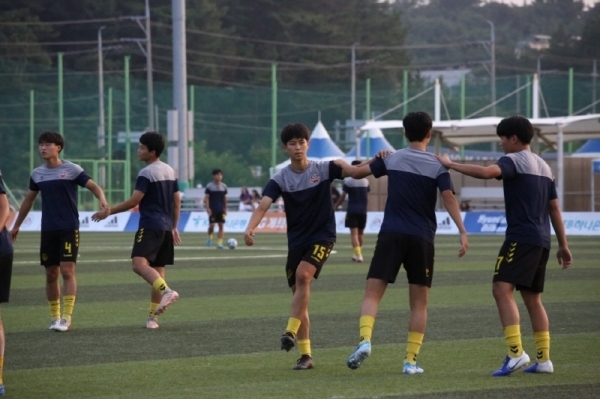 프로축구 수원FC가 체육특기자 대학입시 개선안과 시민구단의 정체성에 초점을 맞춰 대대적인 유소년 시스템 개편에 나선다. 사진은 지난해 8월 K리그 주니어 유스 챔피언십에 출전한 수원FC U-18 팀이 경기 전 몸을 풀고 있는 모습