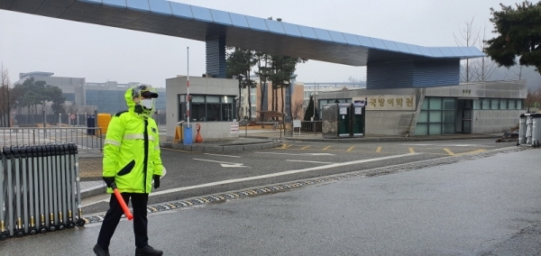 12일 우한교민 140여명이 임시 수용된 이천시 장호원읍 이황리 국방어학원 입구 전경