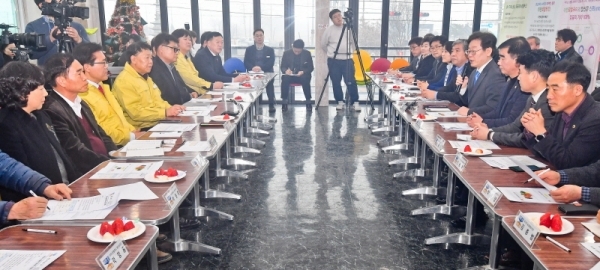 12일 오후 이재명 경기도지사가 이천 로컬푸드 매장에서 송한준 경기도의회 의장, 김원기 부의장, 안혜영 부의장, 염종현 의원 등 관계자들이 송석준 국회의원 등 이천시 지역 농민들과 간담회를 하고 있다. 우한 교민이 이천에 머물며, 지역사회의 경제가 위축되는 것을 돕기위해 방문했다. 윤원규기자
