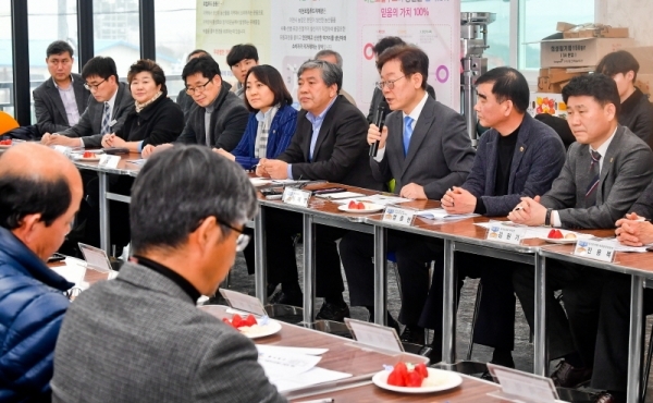 12일 오후 이재명 경기도지사가 이천 로컬푸드 매장에서 송한준 경기도의회 의장, 김원기 부의장, 안혜영 부의장, 염종현 의원 등 관계자들이 송석준 국회의원 등 이천시 지역 농민들과 간담회를 하고 있다. 우한 교민이 이천에 머물며, 지역사회의 경제가 위축되는 것을 돕기위해 방문했다. 윤원규기자