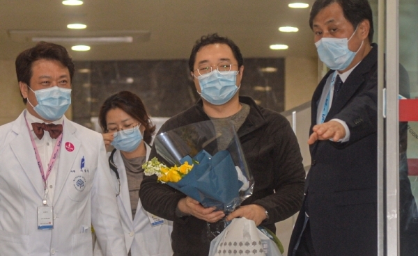 코로나 19 국내 확진환자 중 3명이 완치판정을 받은 12일 오후 고양시 명지병원에서 17번 확진자가 퇴원을 하고 있다. 조주현기자