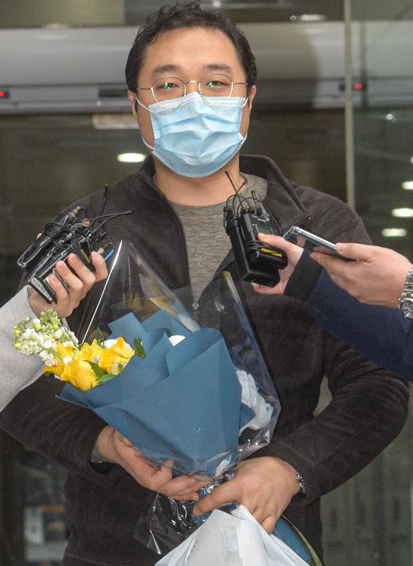 코로나 19 국내 확진환자 중 3명이 완치판정을 받은 12일 오후 고양시 명지병원에서 17번 확진자가 퇴원을 하고 있다. 조주현기자