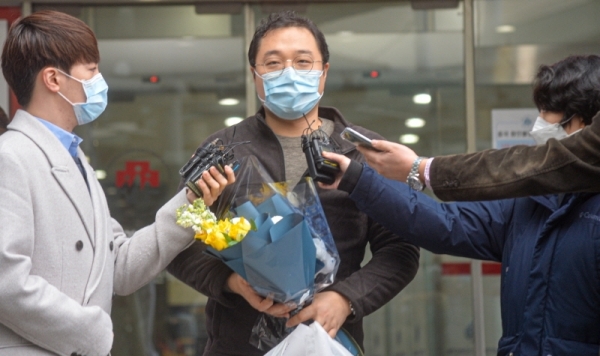 코로나 19 국내 확진환자 중 3명이 완치판정을 받은 12일 오후 고양시 명지병원에서 17번 확진자가 퇴원을 하고 있다. 조주현기자