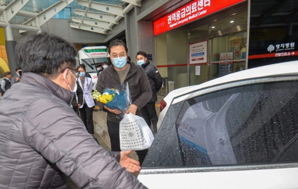 코로나 19 국내 확진환자 중 3명이 완치판정을 받은 12일 오후 고양시 명지병원에서 17번 확진자가 퇴원을 하고 있다. 조주현기자