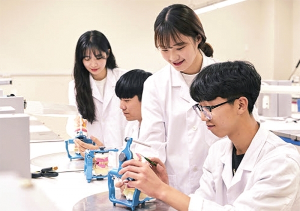 동남보건대학교 치기 공과 학생들이 혁신지원사업 중 전문직 특화프로그램에 참여하고 있다.