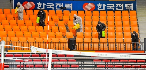 13일 오전 수원종합운동장 내 실내체육관에서 수원도시공사 관계자들이 코로나19예방을 위해 방역활동을 하고 있다. 실내체육관은 배구리그 경기운영을 위해 시의 체육시설 잠정 휴관조치 대상 시설물에서 제외돼 매일 방역이 실시되고 있다. 윤원규기자