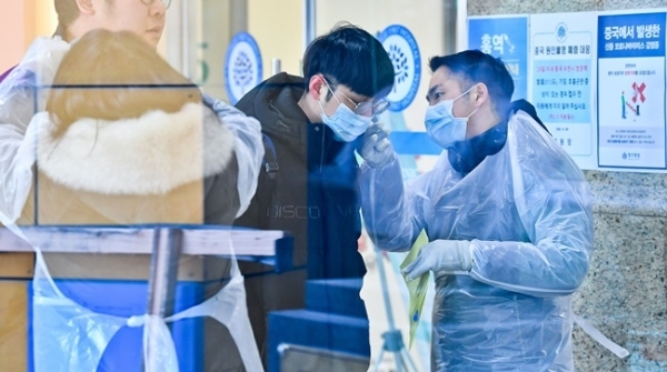지난 5일 국내 코로나바이러스 감염증 17번째 확진자가 격리돼 있는 고양시 명지병원에서 관계자들이 병원에 출입하는 사람들의 체온을 측정하고 있다. 윤원규 자