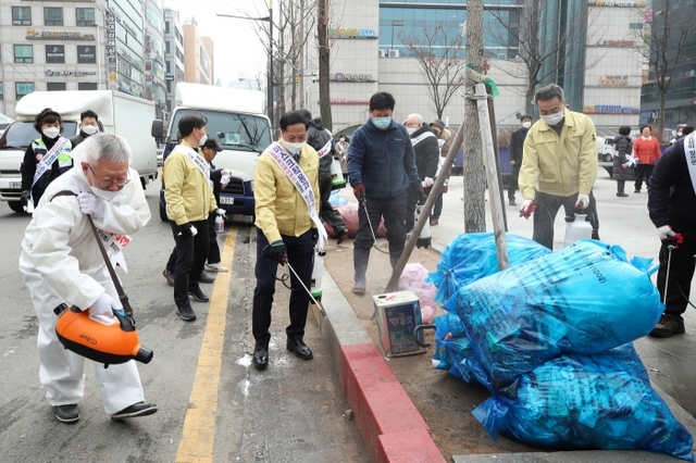 ▲ 13일 고양시 화정역 광장에서 방역 작업에 나선 이재준 고양시장.사진=고양시