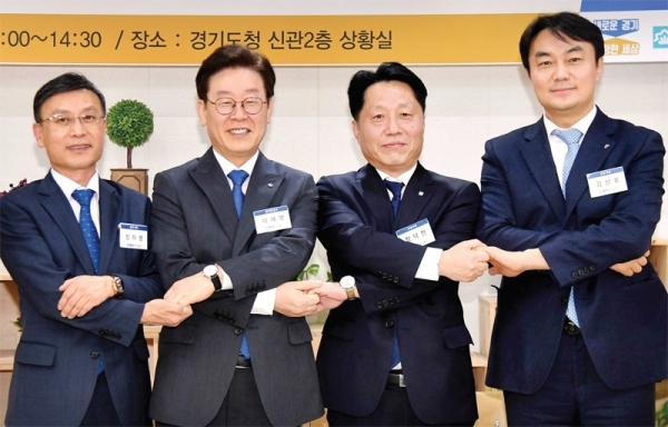 ‘광역급행철도(GTX) 수혜범위 확대 최적노선 마련을 위한 상생협력 협약식’이 열린 13일 오후 경기도청 상황실에서 이재명 경기도지사 등 관계자들이 손을 맞잡고 기념촬영을 하고 있다. (왼쪽부터) 정하영 김포시장, 이 지사, 장덕천 부천시장, 김상호 하남시장. 전형민기자