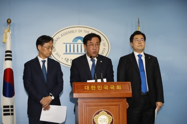 13일 국회 정론관에서 더불어민주당 유동수 의원(사진 왼쪽부터), 맹성규 의원, 박찬대 의원이 제21대 국회의원 선거 출마를 선언하고 있다.