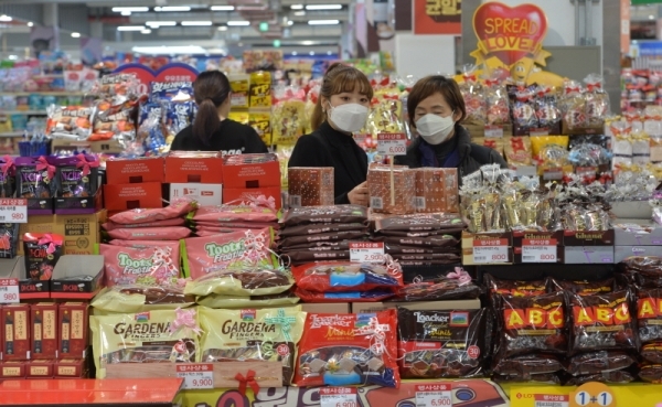 발렌타인데이를 하루 앞둔 13일 농협 하나로마트 수원점이 코로나19의 여파로 한산한 모습을 보이고 있다.조주현기자