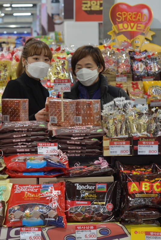 발렌타인데이를 하루 앞둔 13일 농협 하나로마트 수원점이 코로나19의 여파로 한산한 모습을 보이고 있다.조주현기자