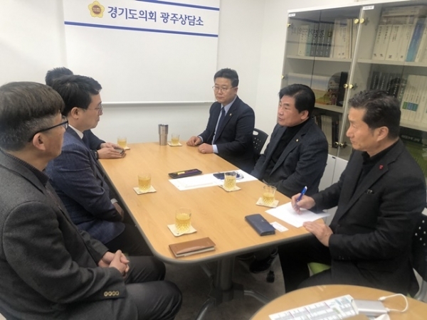 경기도의회 도시환경위원회 소속 안기권 의원이 광주 역세권 개발사업관련 논의를 진행하고 있다.