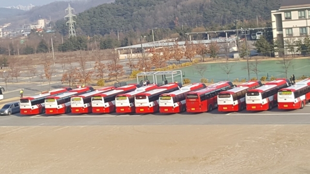 ▲ 사진설명1-코로나19 발원지인 중국 우한에서 귀국해 충남 아산 경찰인재개발원에서 14일간 격리 생활을 해온 교민 193명이 2월15일 오전 퇴소한 가운데 정부합동지원단이 준비한 버스 11대에 나눠타고 각자의 집이나 체류지로 향했다. 사진_독자제공