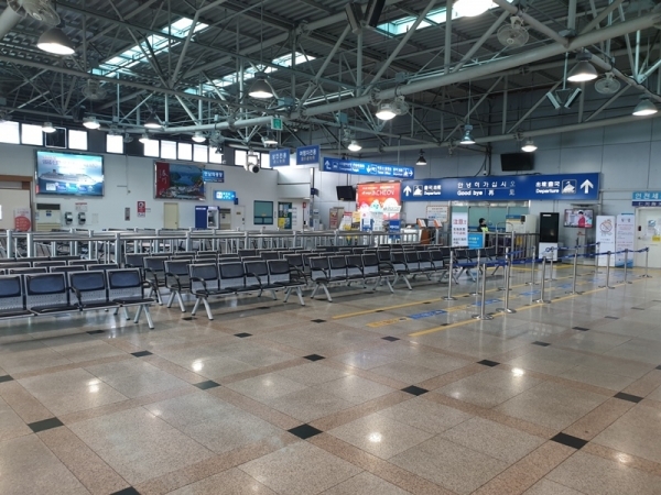 16일 인천항 제2국제여객터미널 출국장이 코로나19 여파로 한중카페리 여객이 끊기면서 적막한 모습을 보이고 있다. 이민수기자