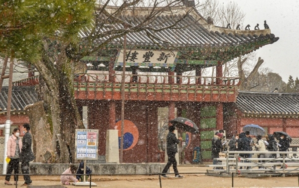 국내 코로나19의 확산세가 다소 주춤하는 모습을 보이고 있는 가운데 16일 수원시 화성행궁에 마스크를 착용한 시민이 기념촬영을 하고 있다.조주현기자