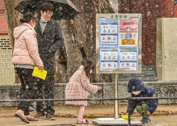 국내 코로나19의 확산세가 다소 주춤하는 모습을 보이고 있는 가운데 16일 수원시 화성행궁에 마스크를 착용한 시민이 기념촬영을 하고 있다.조주현기자