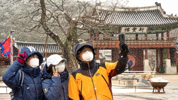 국내 코로나19의 확산세가 다소 주춤하는 모습을 보이고 있는 가운데 16일 수원시 화성행궁에 마스크를 착용한 시민이 기념촬영을 하고 있다.조주현기자