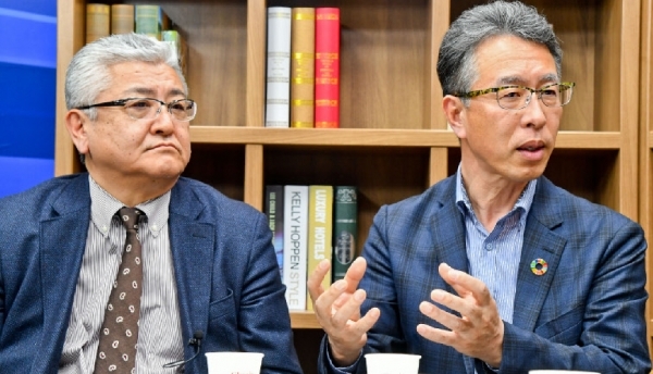 14일 오후 경기일보 본사 스튜디오에서 (왼쪽부터) 고바야시 키이치 후카이도지도주식회사 대표이사 사장, 사이토 세이치 일본지오파크네트워크 사무국장이 인터뷰를 하고 있다. /윤원규 기자