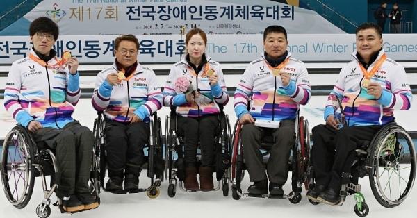 제17회 전국장애인동계체육대회 혼성 휠체어컬링에서 우승하며 대회 2연패의 꿈을 이룬 경기도팀