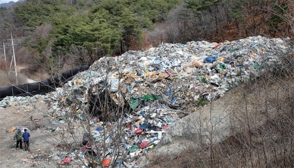지난해 초부터 현재까지 경기지역에 불법으로 버려진 쓰레기 산 91곳 중 50곳(약 14만4천t 규모)이 여전히 남아있는 것으로 밝혀져 대책마련이 시급하다. 사진은 도 특사경이 지난해 적발했던 도내 한 불법 폐기물. 경기일보DB