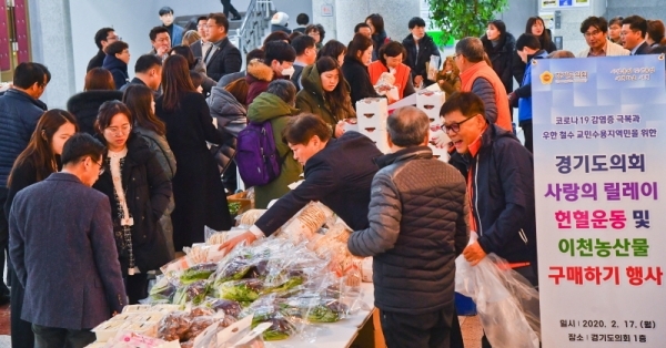 경기도 곳곳에서 ‘코로나19’로 인해 어려움을 겪고있는 지역경제 활성화 행사가 잇따르고 있다. 17일 오전 경기도의회 로비에서 도의원 등이 ‘코로나19 감염증 극복과 우한 철수 교민 수용지역민을 위한 사랑의 릴레이 헌혈운동 및 이천농산물 구매하기 행사’에 적극 참여하고 있다. 윤원규기자