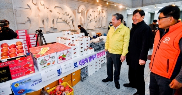 17일 오전 수원 경기도의회에서 열린 '코로나19 감염증 극복과 우한 철수 교민 수용지역민을 위한 경기도의회 사랑의 릴레이 헌혈운동 및 이천농산물 구매하기 행사'에서 송한준 의장, 김원기 의장 등 관계자들이 다양한 종류의 특산물을 구매하고 있다. 윤원규기자